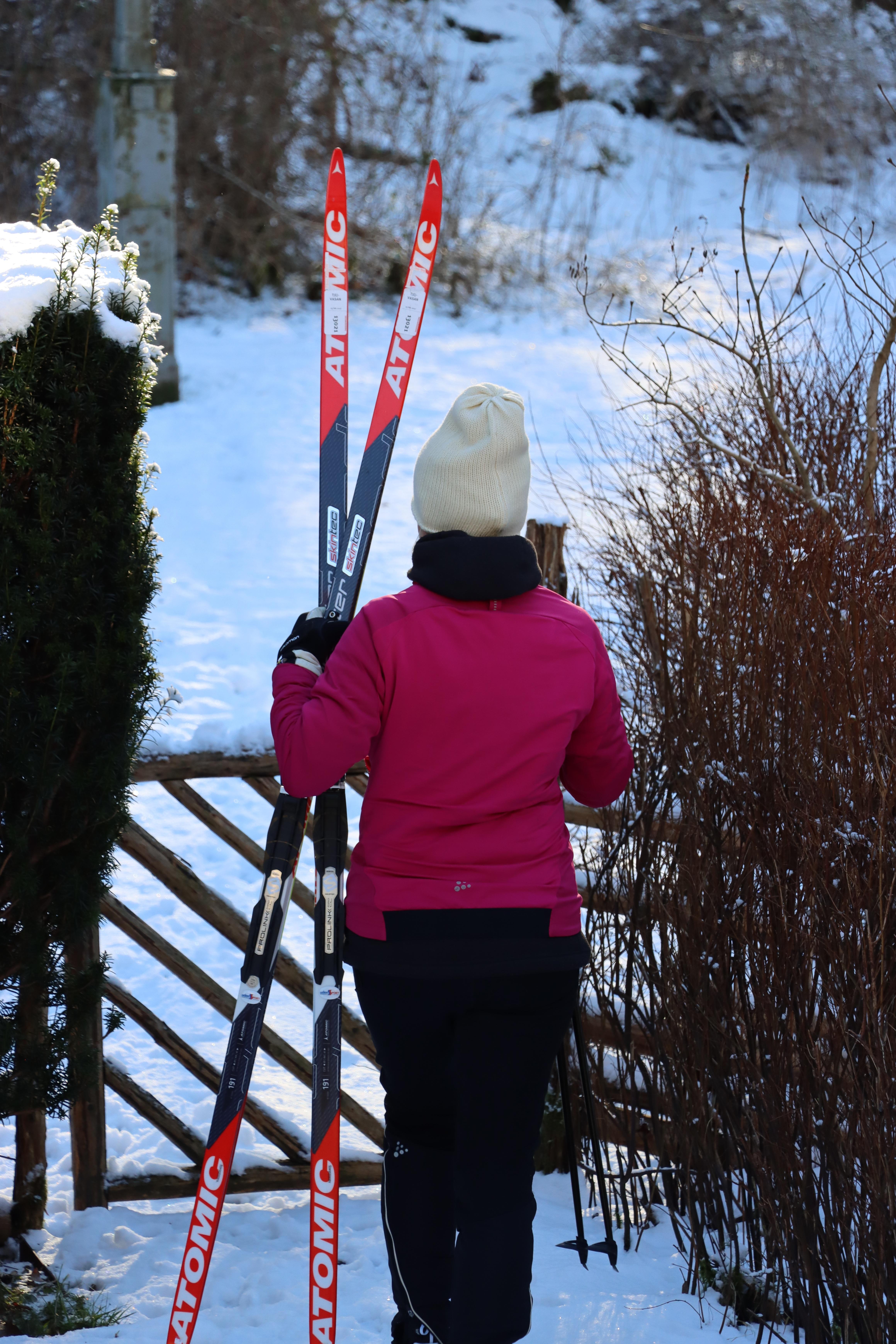 Säljarbild - Rätt ut i skidspåret