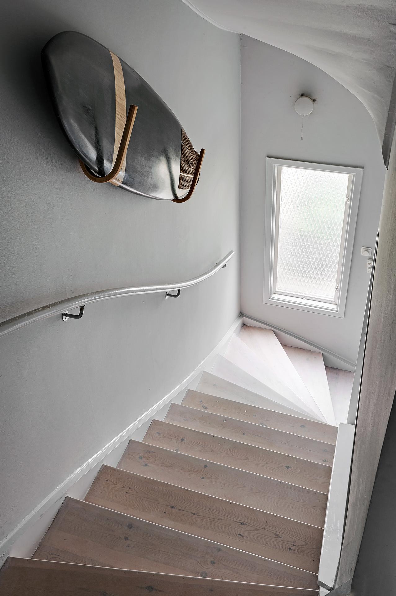 Trappan upp till övre plan har slipats och lackats