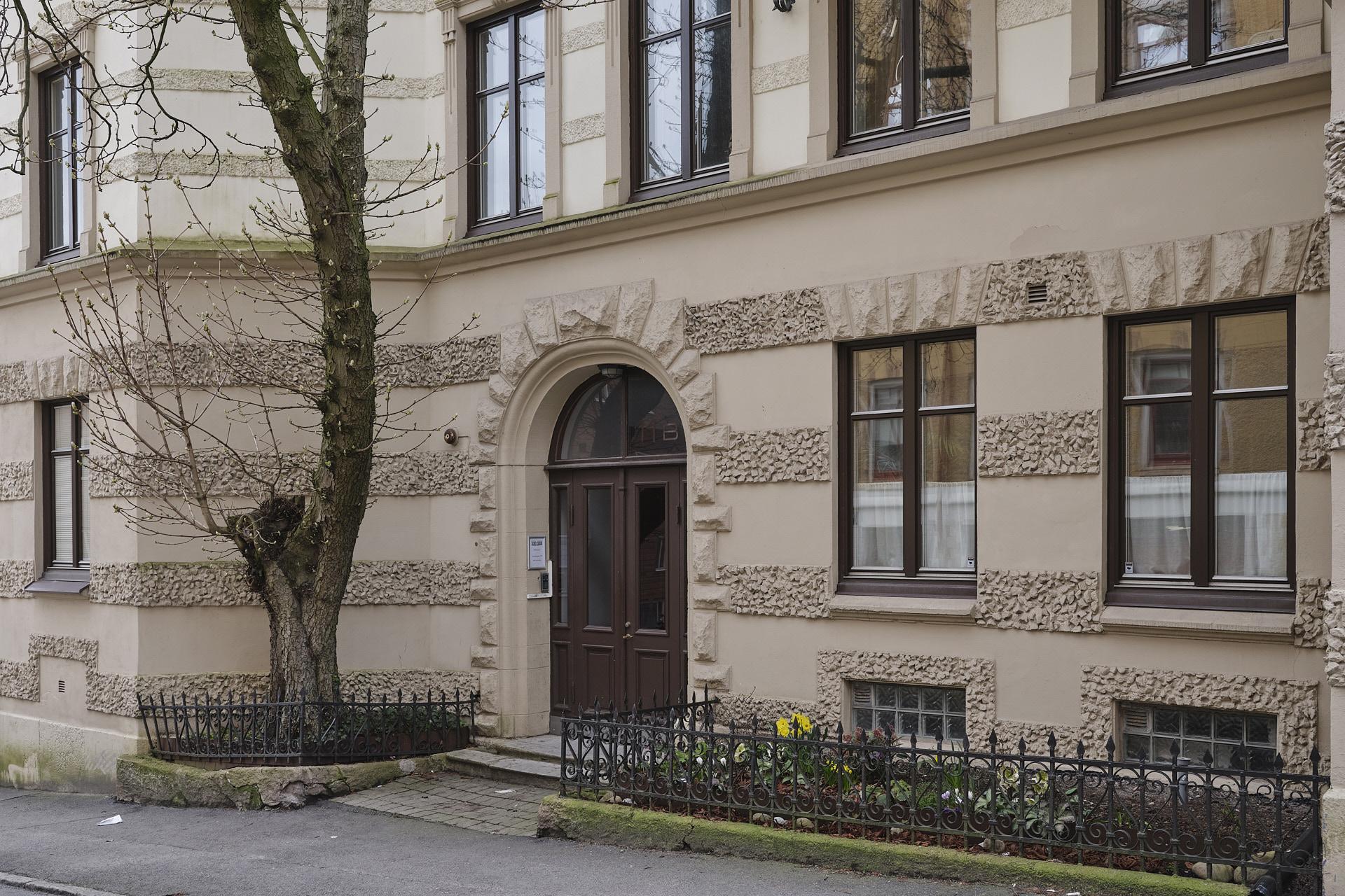 Snart prunkar grönskan i förträdgården