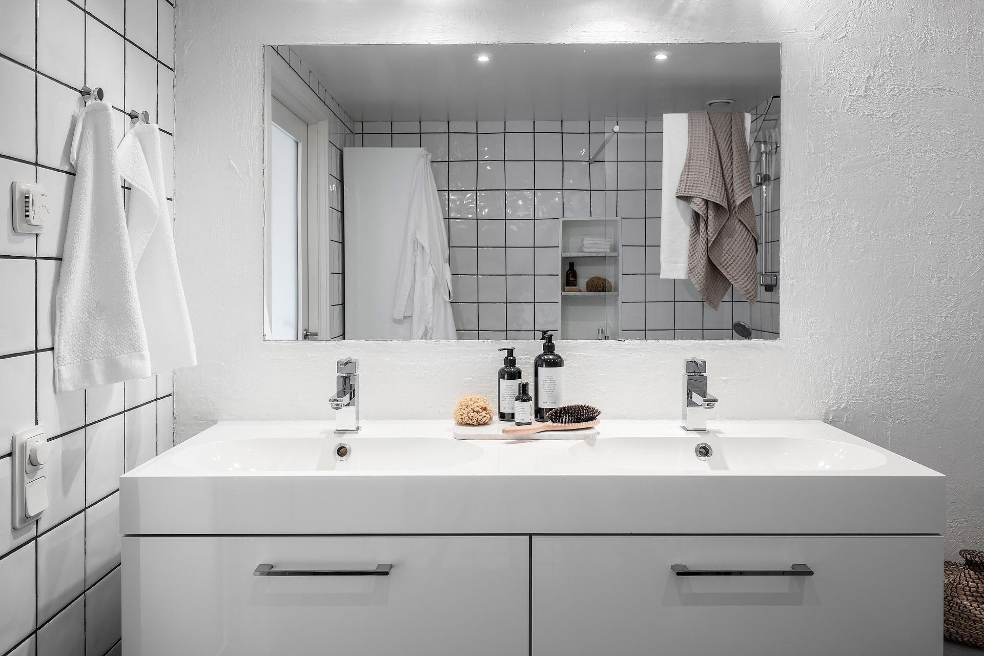 Lågupplöst Fräscht badrum i ljusa toner