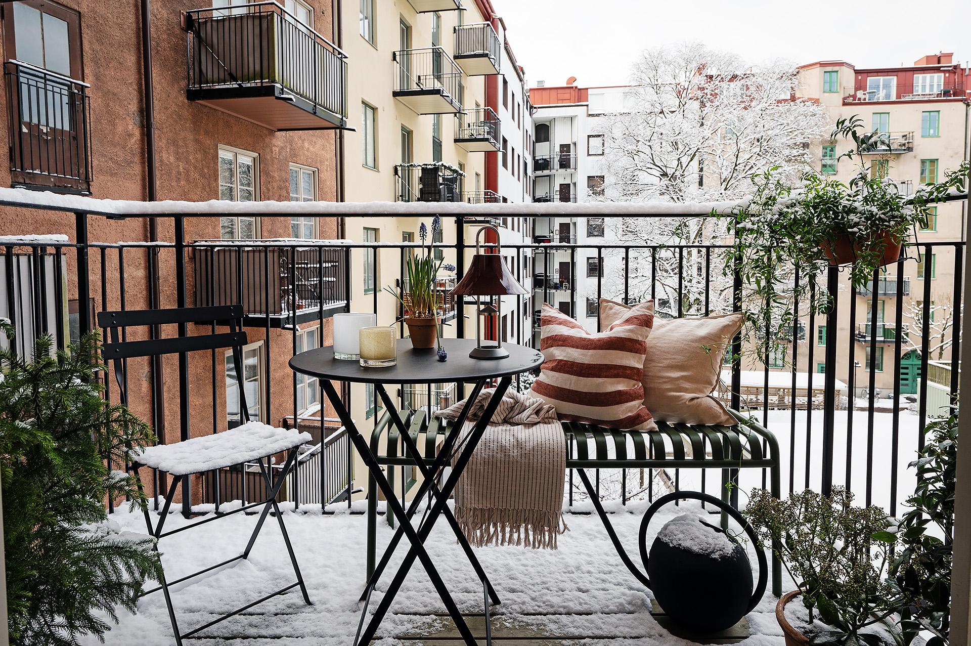 En stor smidesbalkong i västerläge