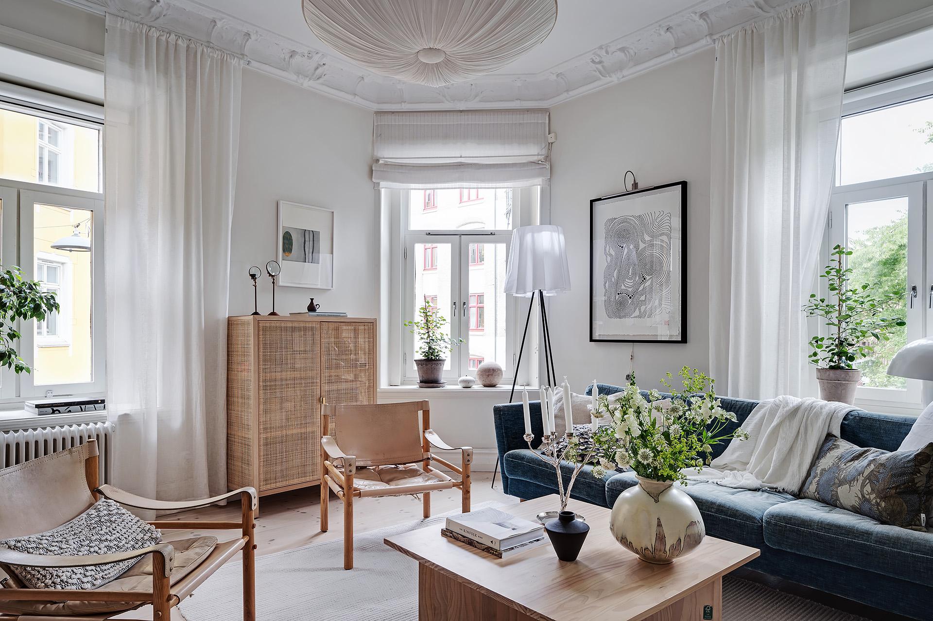 Tre fönster och gaveln på huset