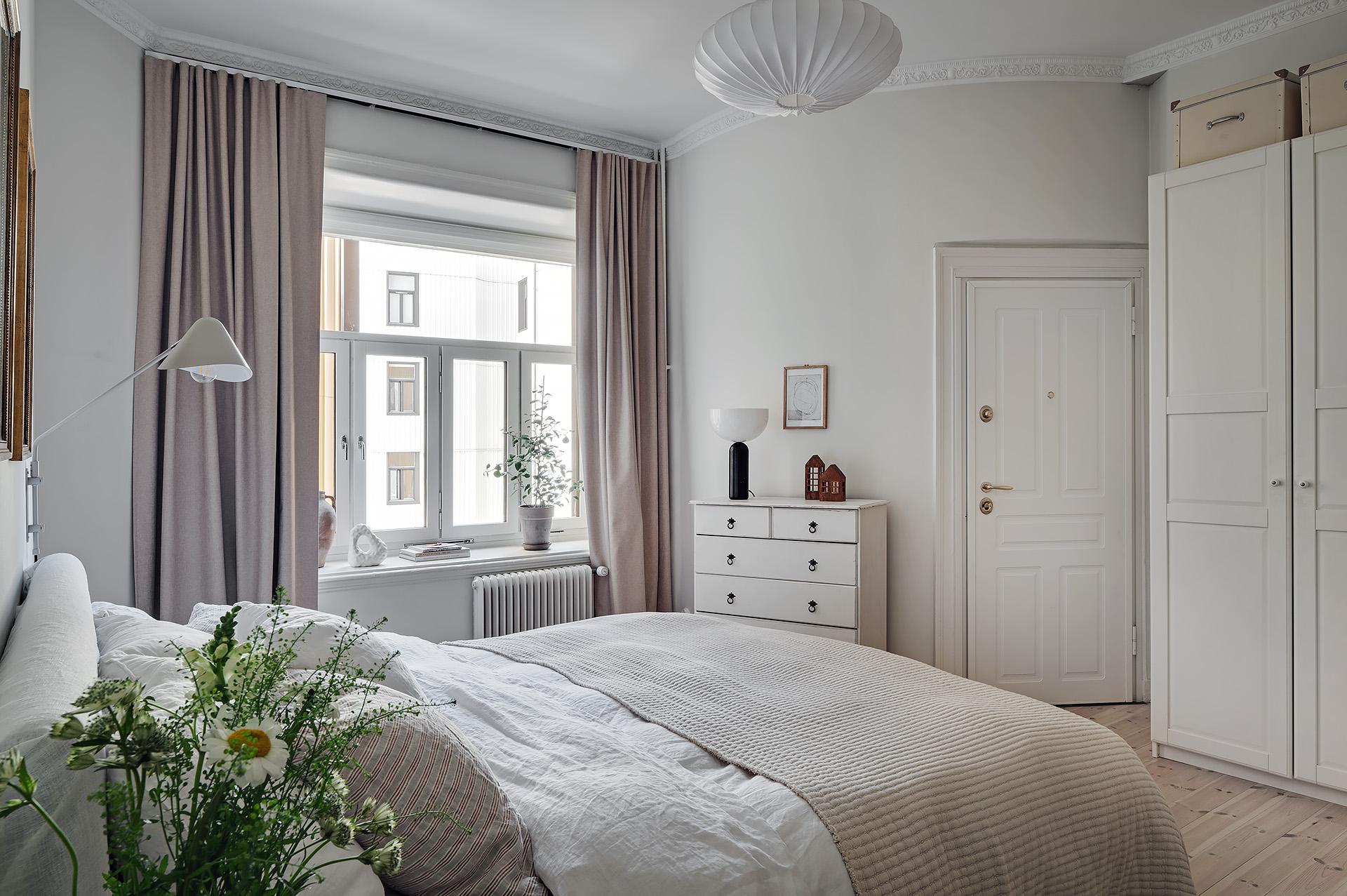 Fyra garderober längs ena väggen