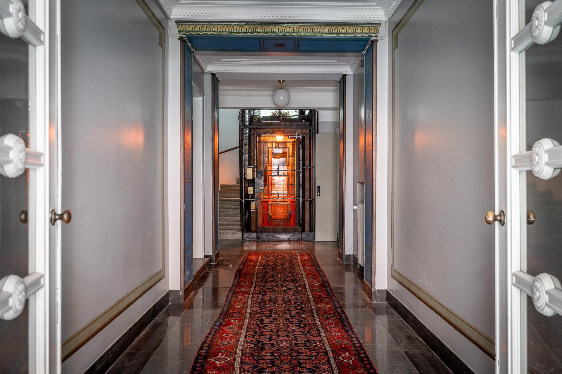 Pampig tidsenlig entré