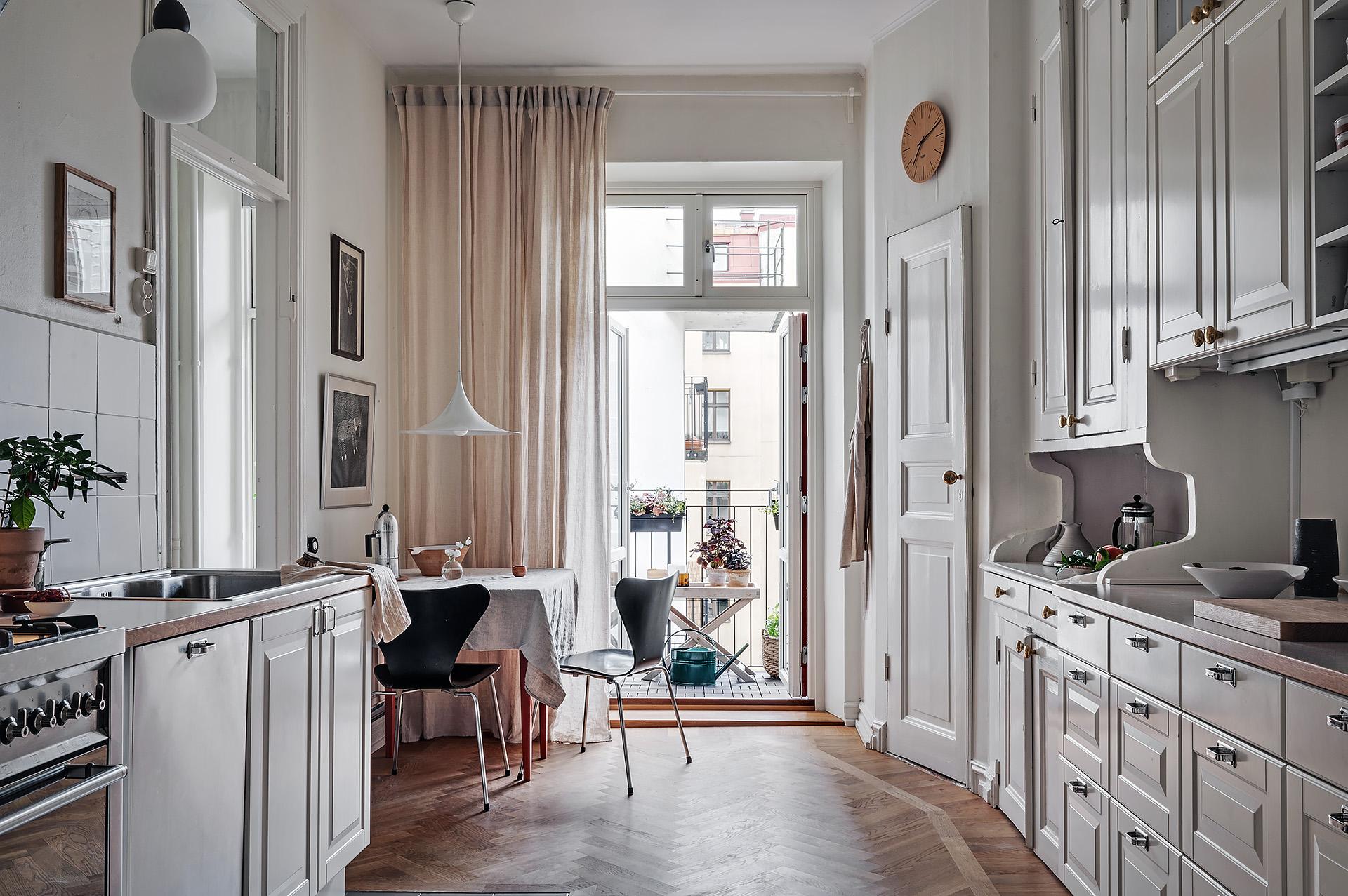 Stort kök med utgång till västerbalkong