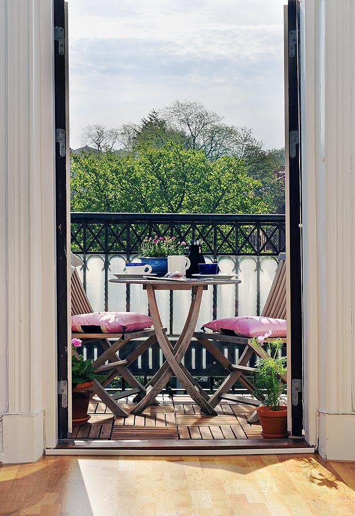 Med utgång från matsalen nås en av två balkonger