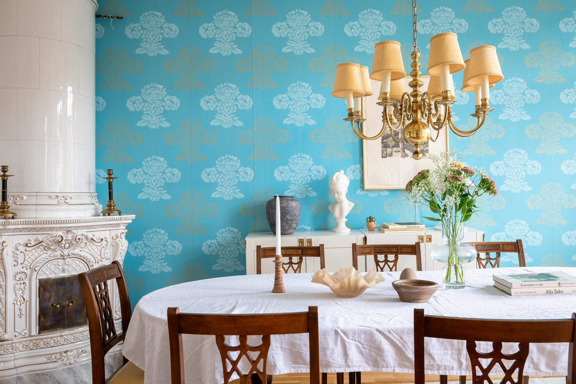 En vacker kakelugn pryder ena hörnet