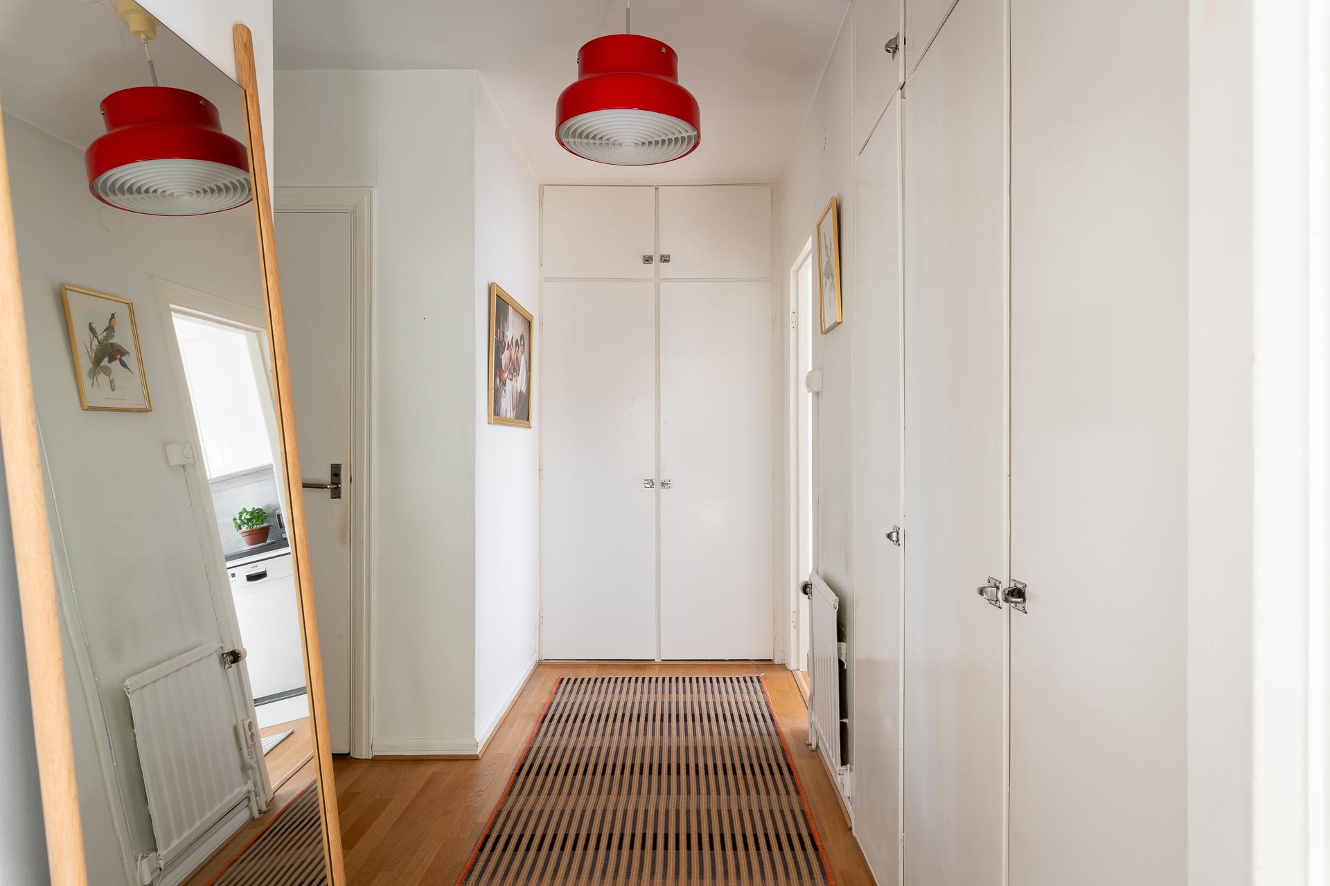 Goda förvaringsmöjligheter i flertalet garderober