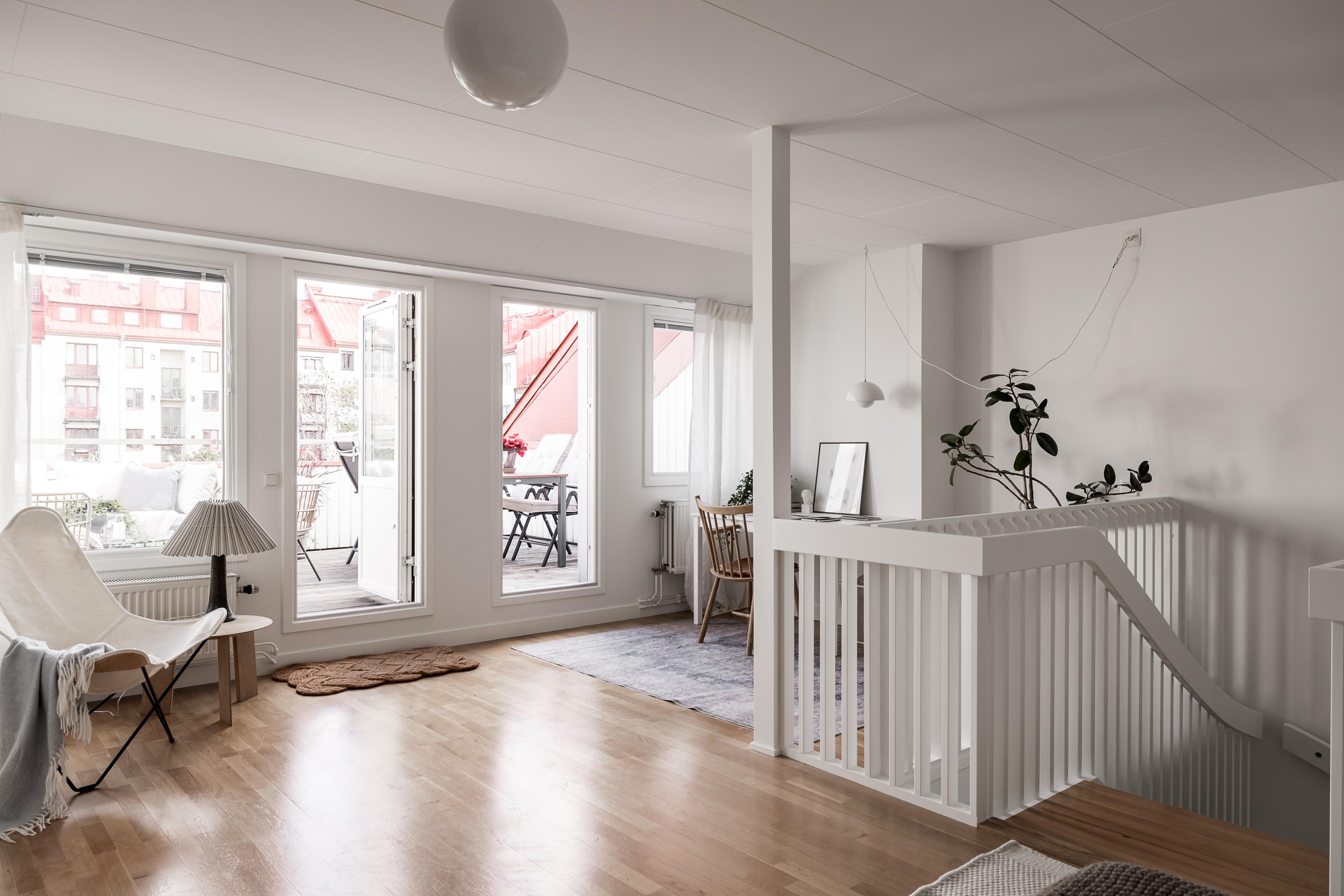 Två altandörrar så ett rum lätt att dela av.