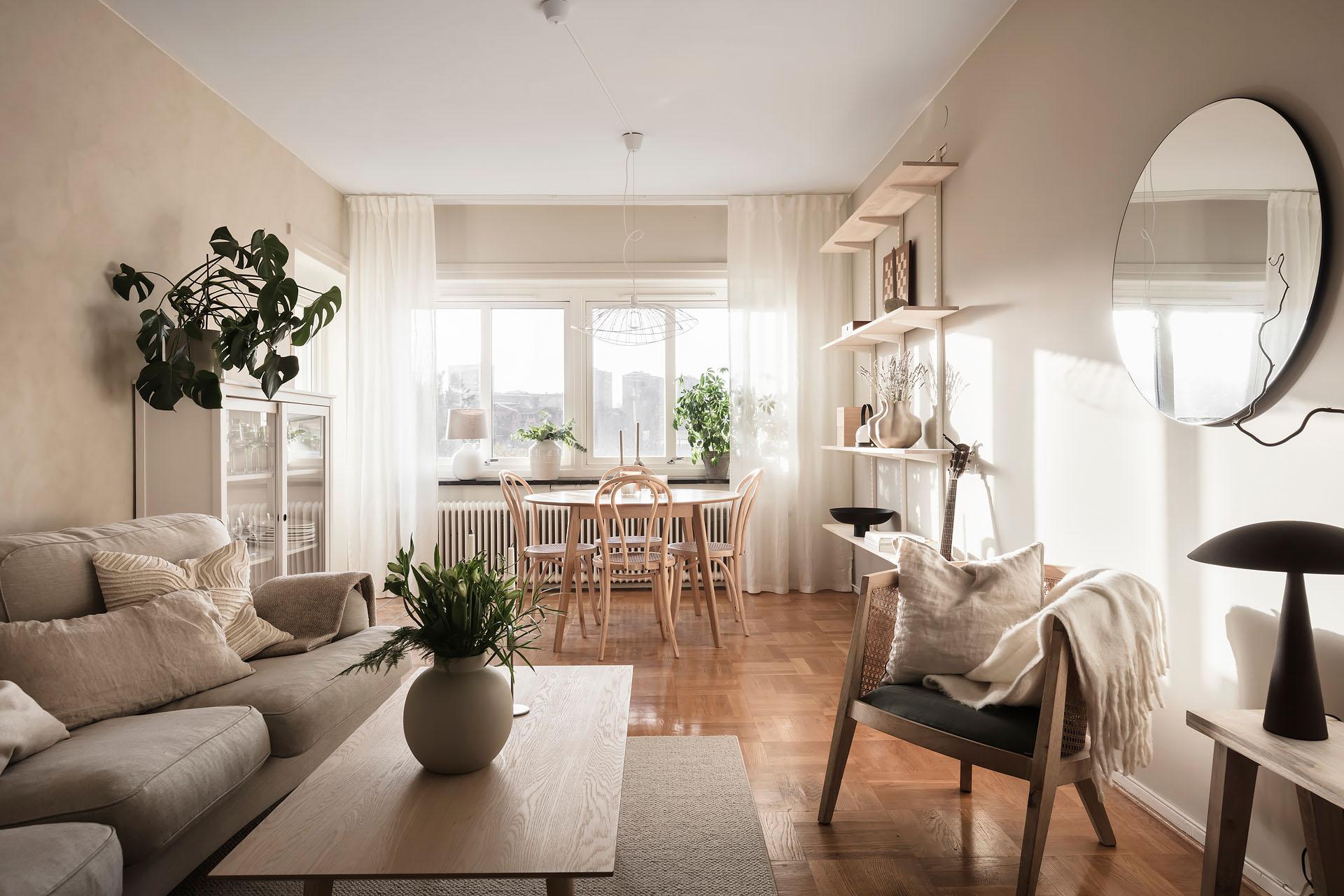 Det stora rummet rymmer både soffdel och matbord  lätt och ledigt