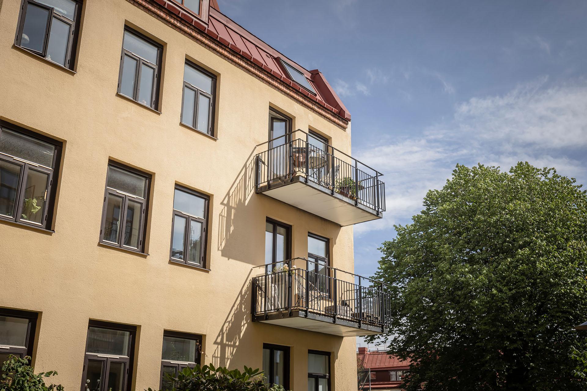 Högsta balkong med solfyllt söderläge!