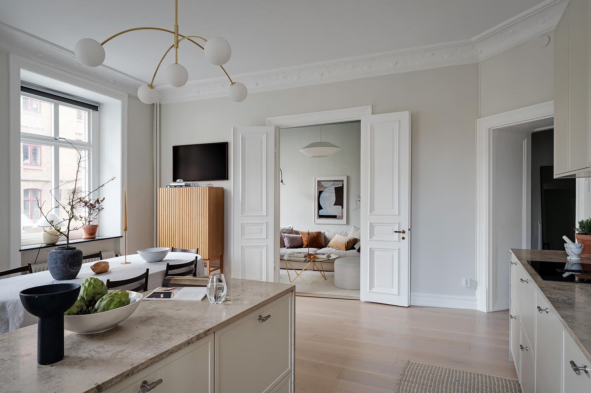 Underbara rum i fil som badar i ljus