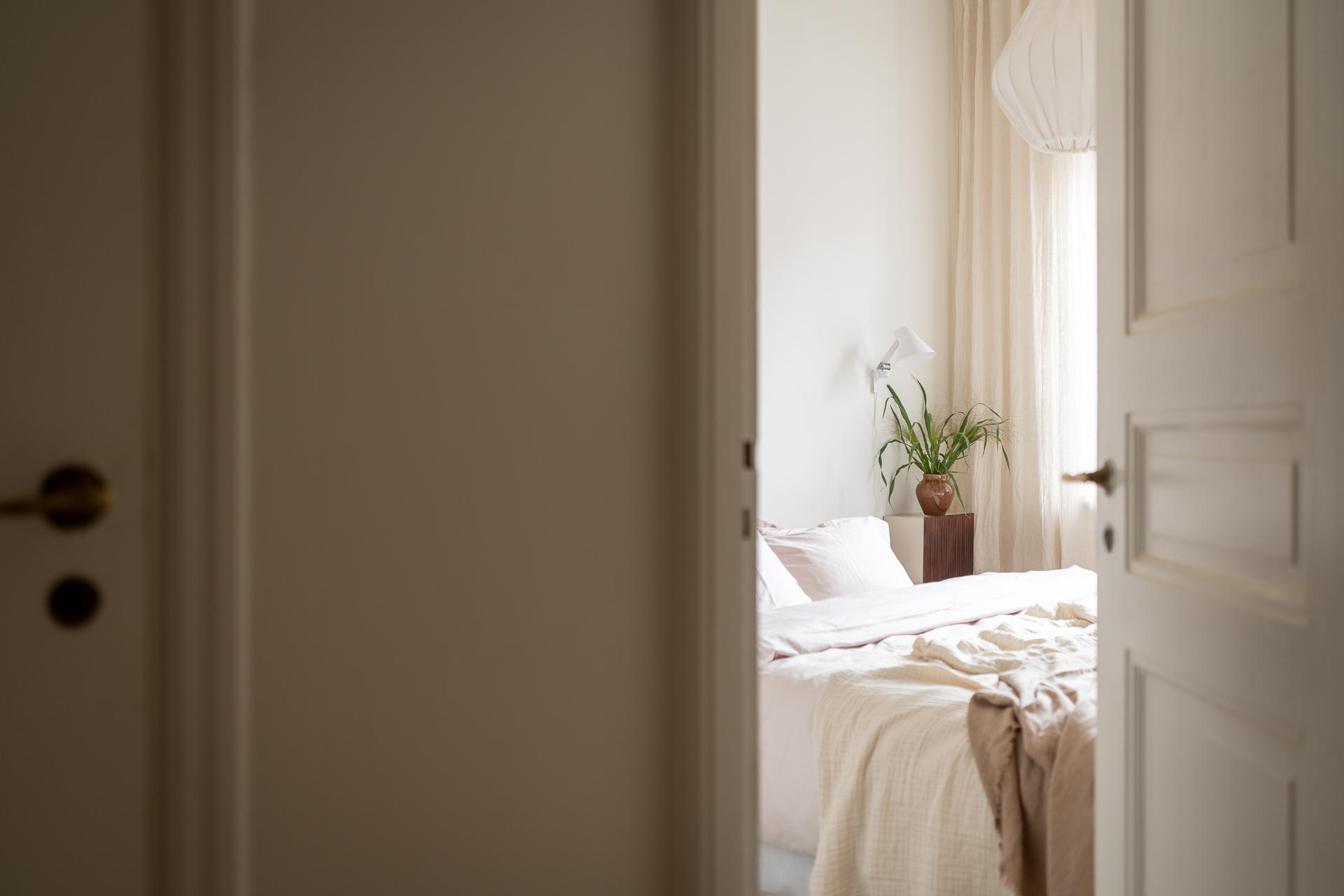 Bra sovrum med högresta fönster