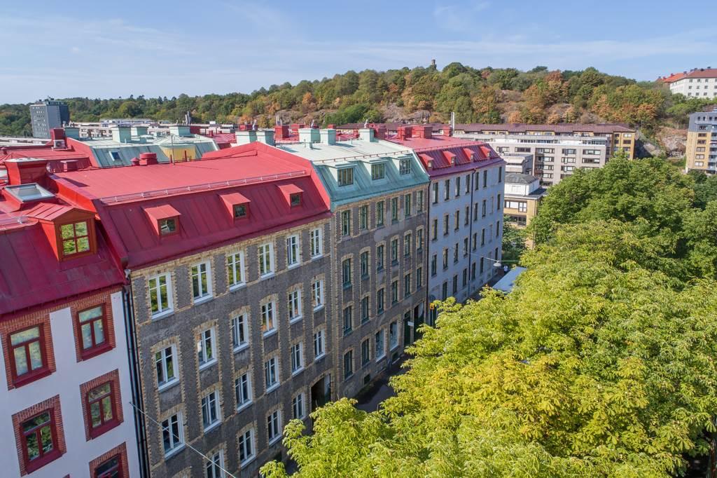 Lågupplöst De fyra fönstren längst upp till vänster i huset med vita karmar