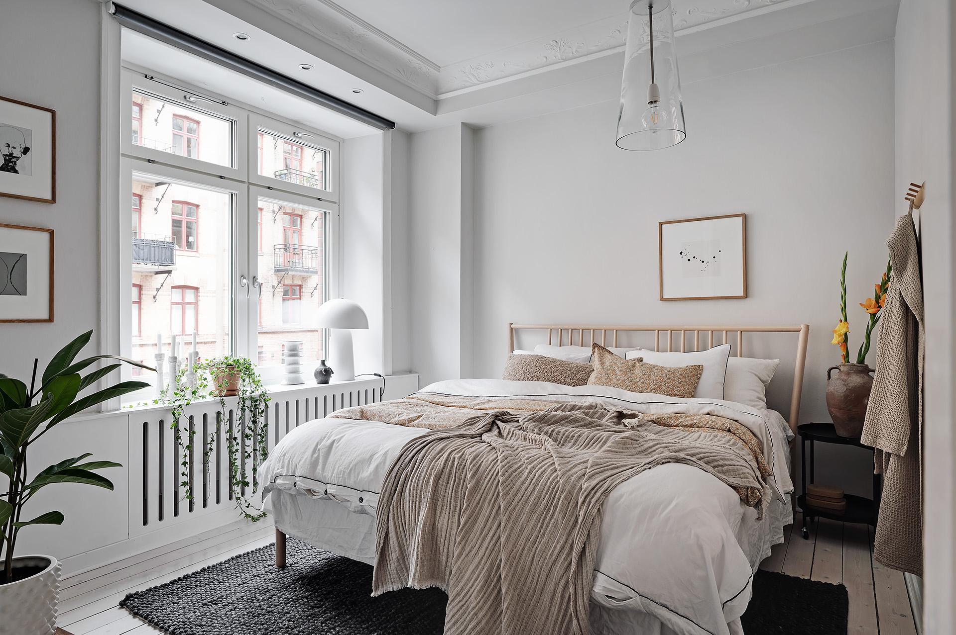 Trivsamt sovrum med fönster mot Kastellgatan