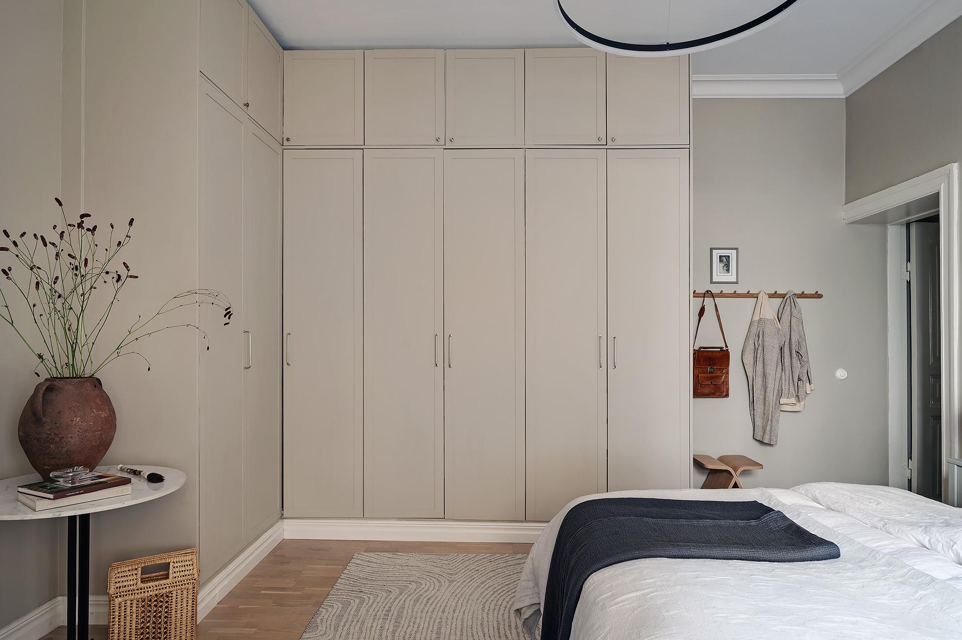 Goda förvaringsmöjligheter i form av garderober