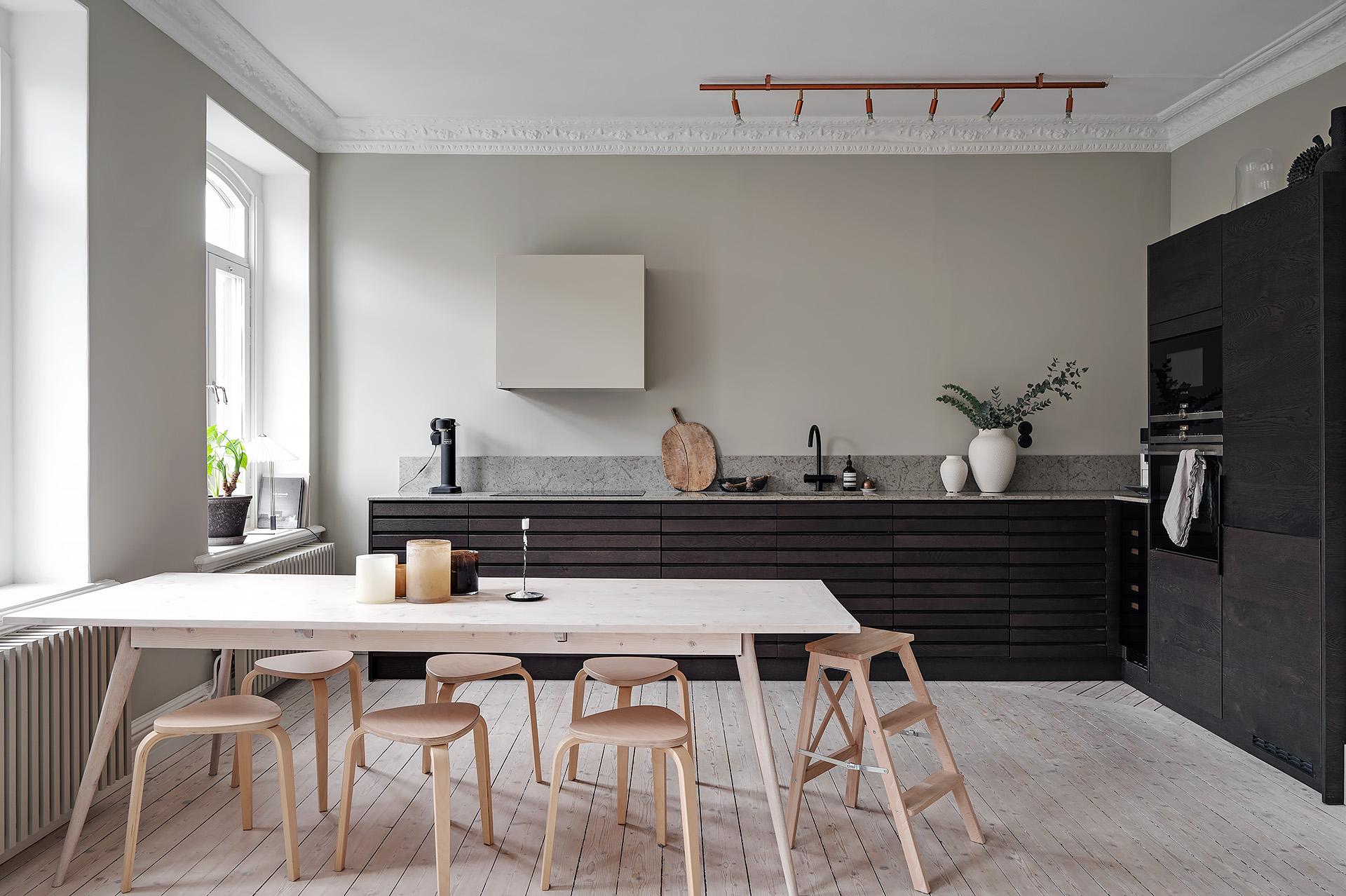 Massivt kök i mörk ek