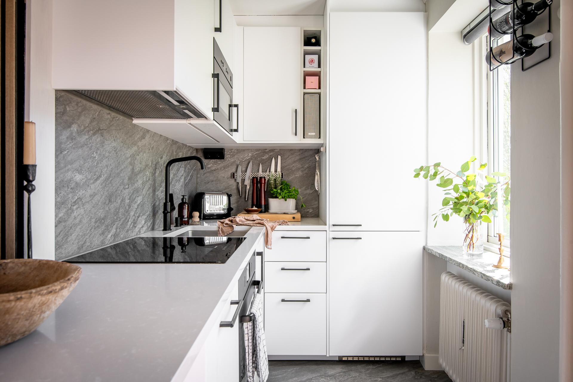 Renoverat, fullutrustat kök sedan 2021 där alla ytor har tagits väl till vara