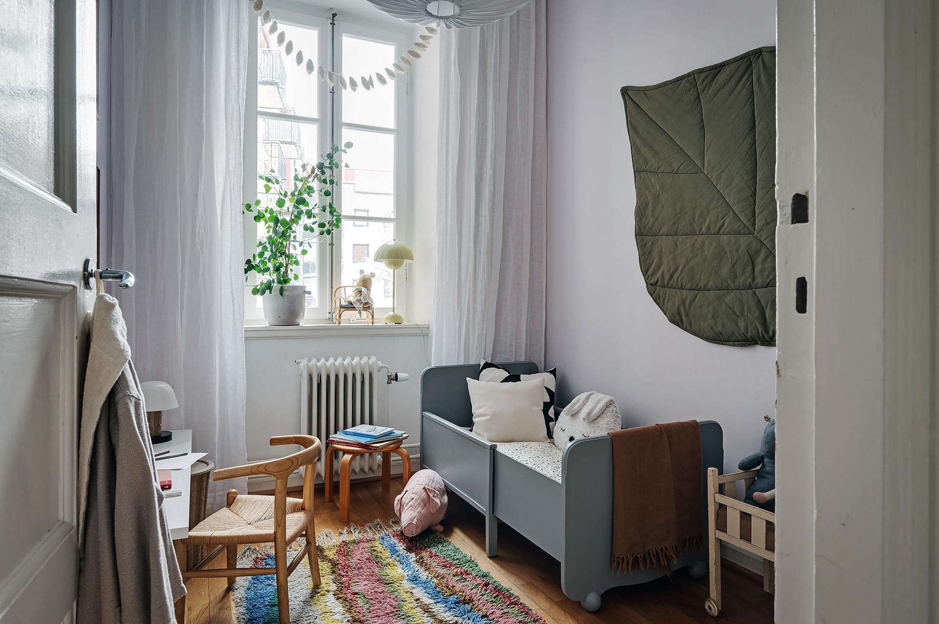 Intill köket ligger det mindre sovrummet