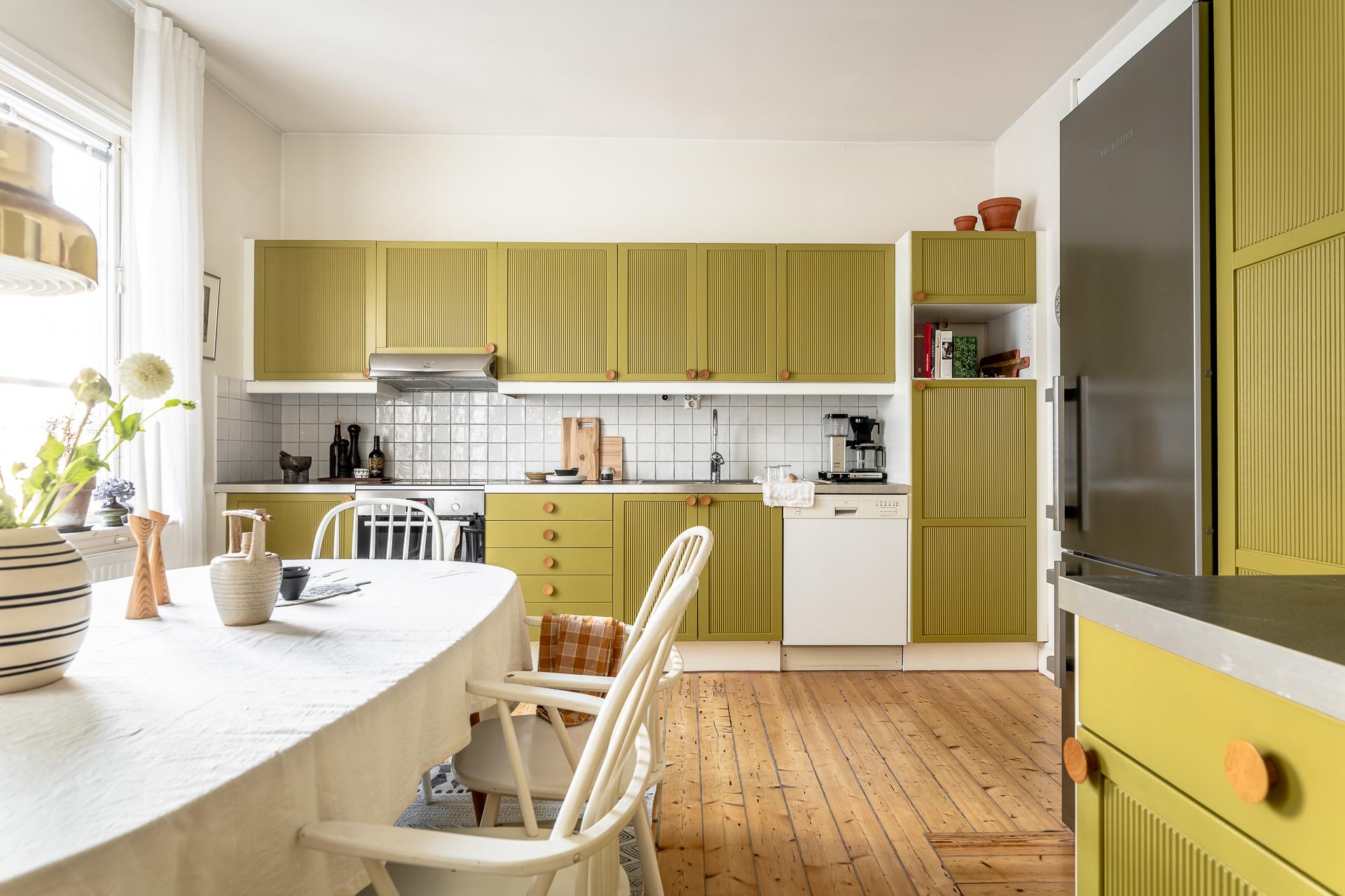  Jotun 8306, grön papaya vilka smyckas med underbara träknoppar.