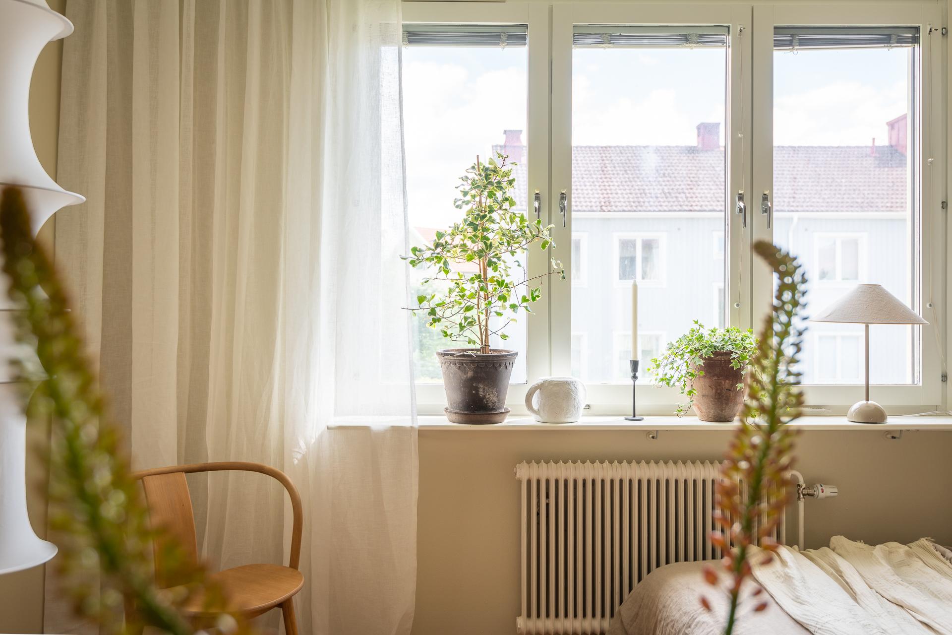 Generöst ljusinsläpp från stort fönster