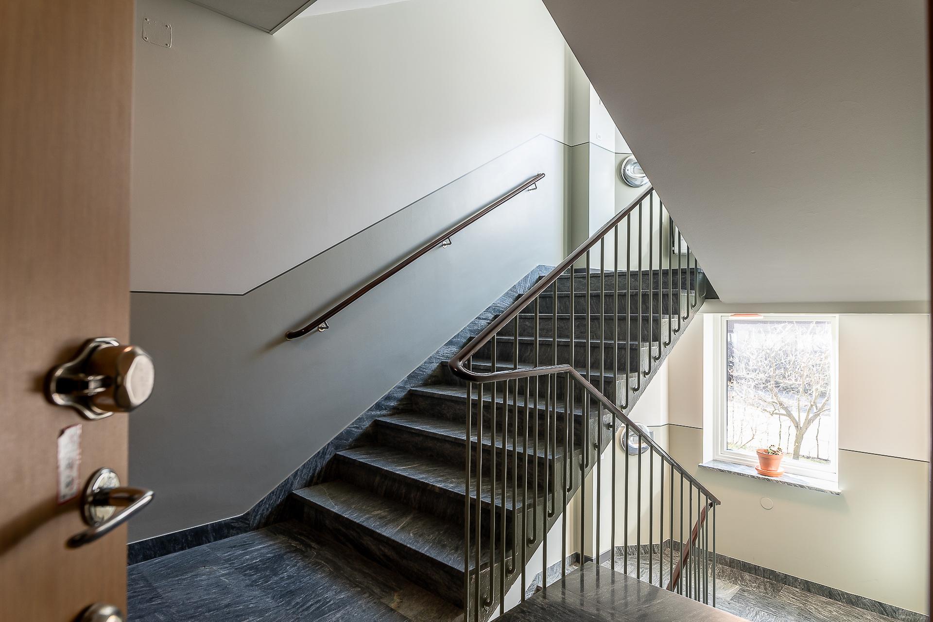 Fint tidstypiskt trapphus, renoverad hiss finns