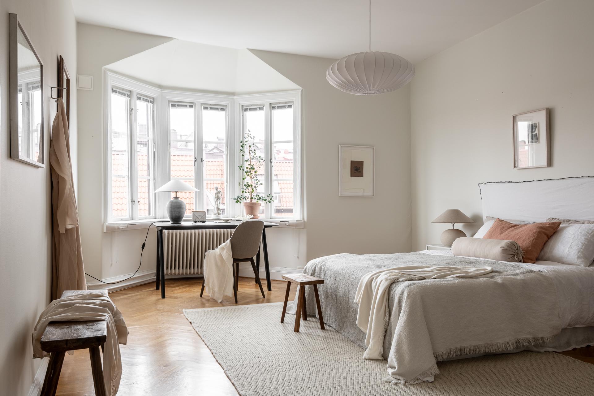 Stort vackert sovrum med burspråk