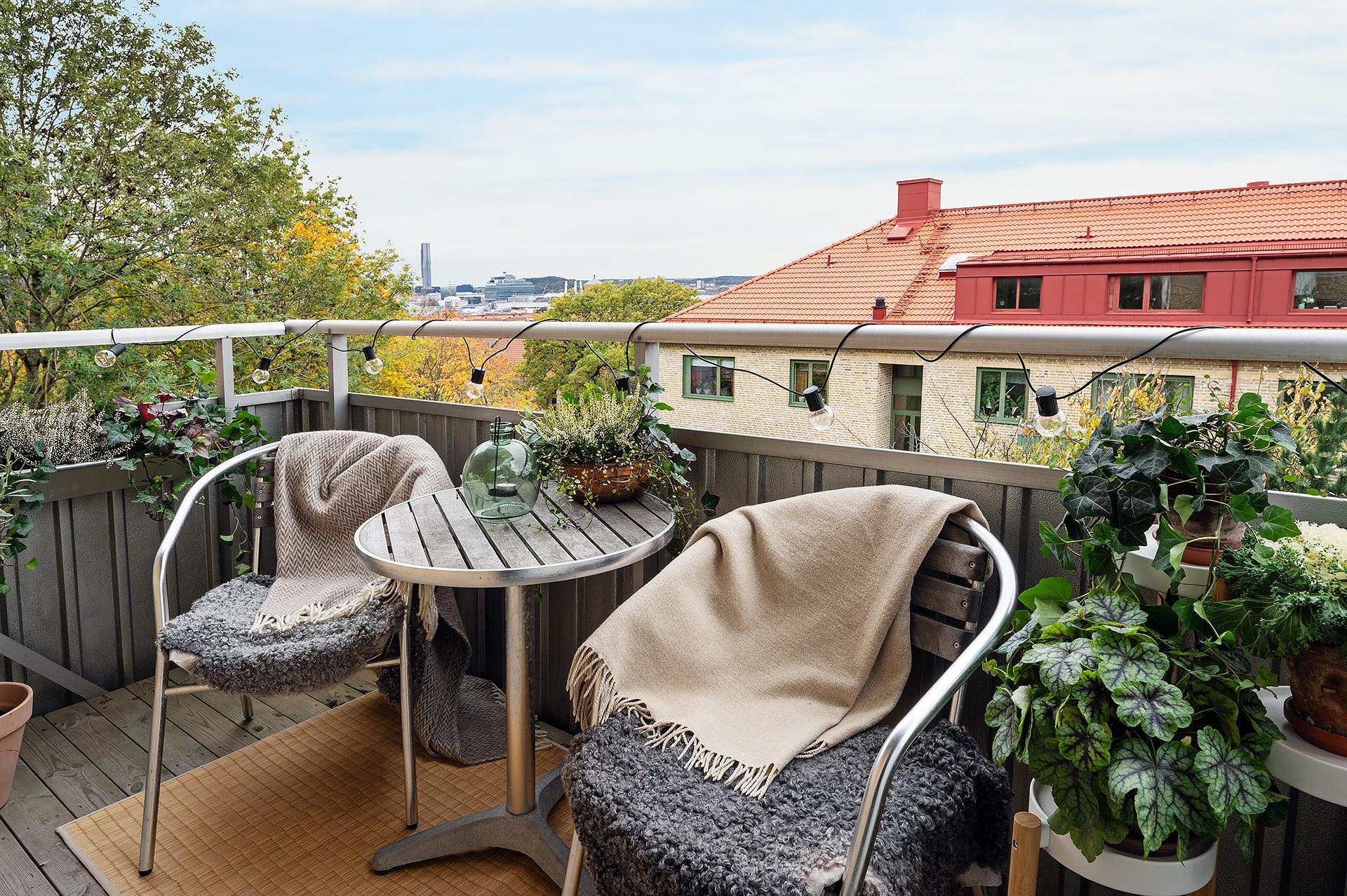 Balkong med eftermiddags- och kvällssol