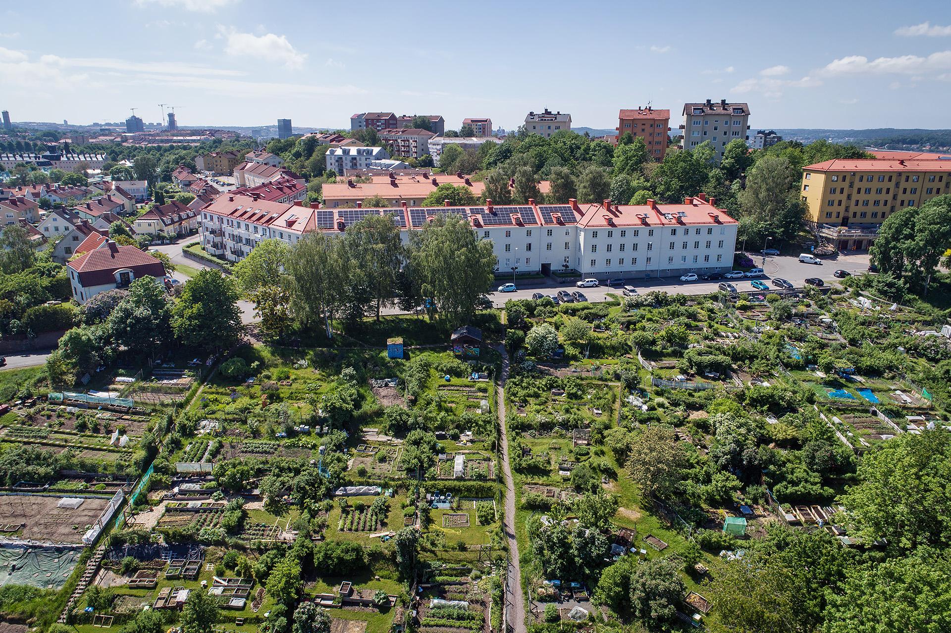 Drönarbild tagen mot huset