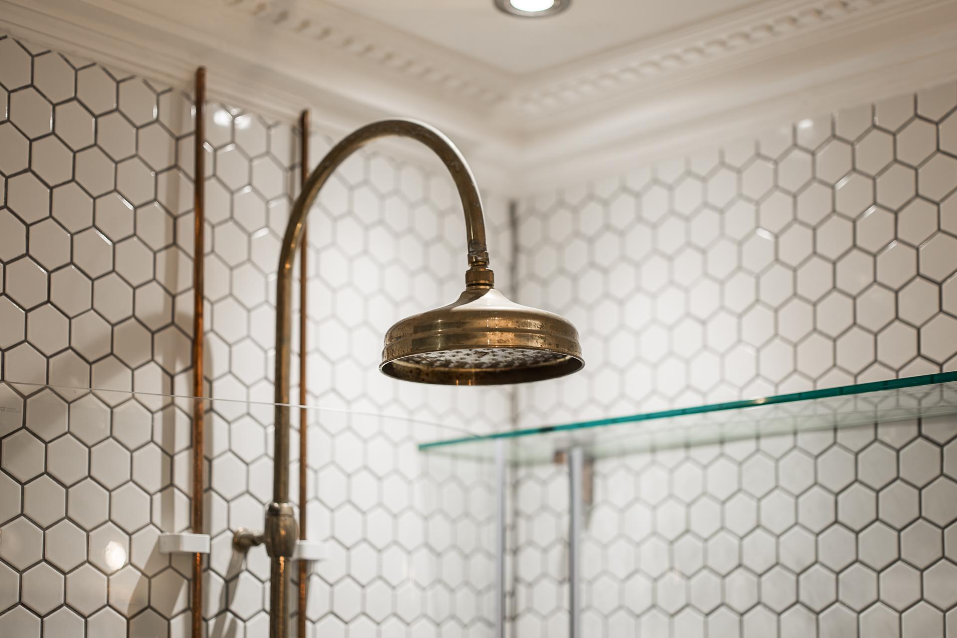 Badrum från 2020 med hexagonformat kakel från Byggfabriken