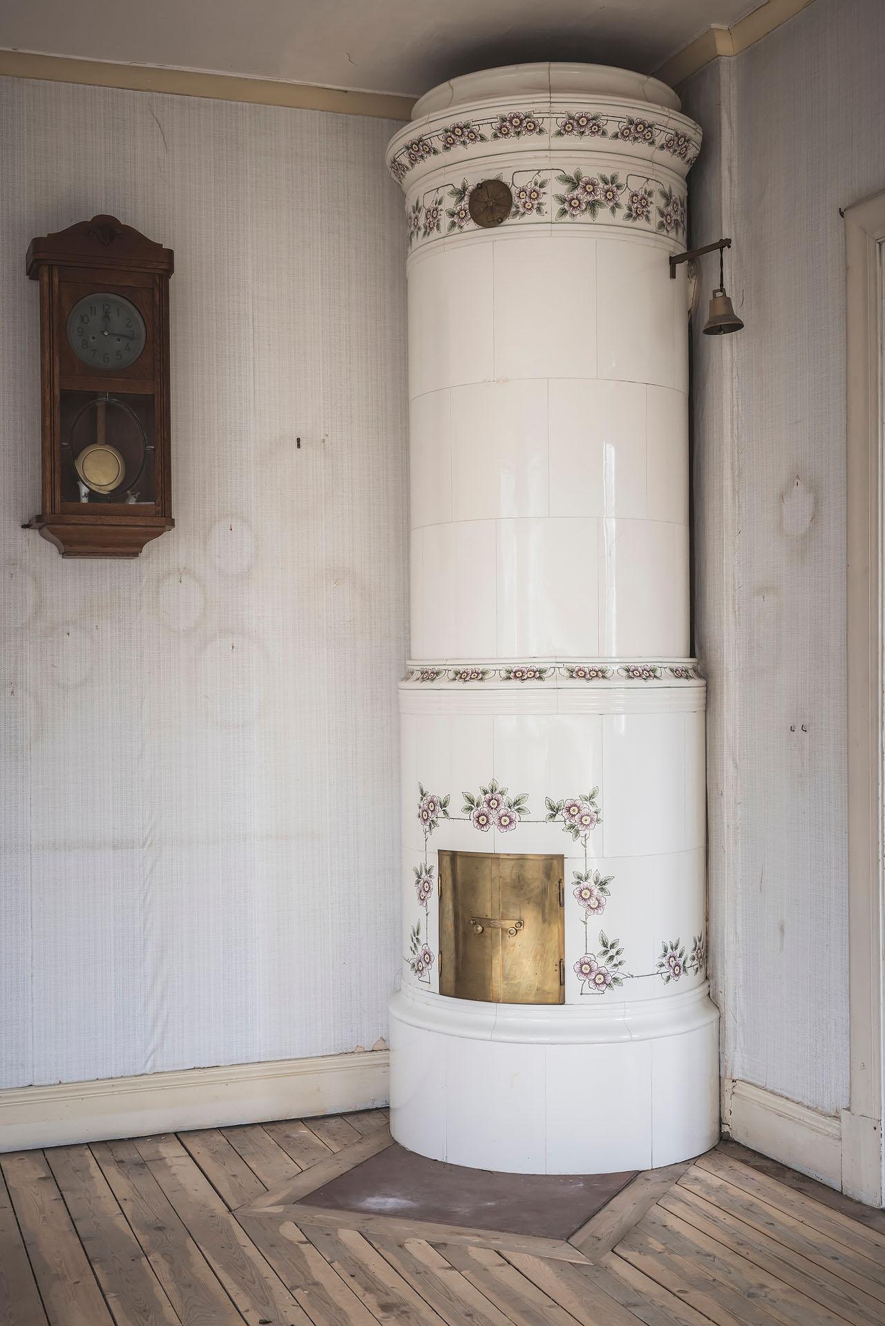 Kakelugnen är för närvarande inte i bruk (kontakta mäklaren för mer information)