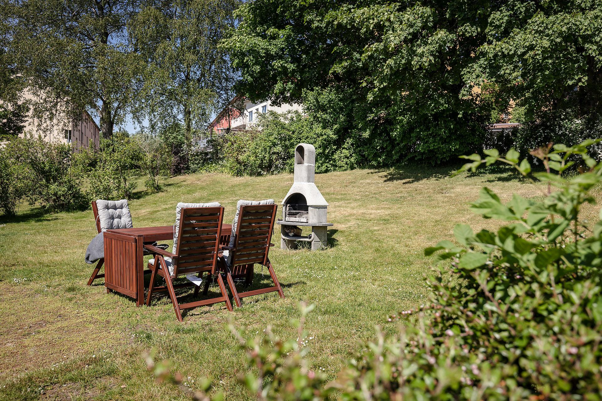 Två set med utemöbler (ett bord och sex stolar) finns att låna