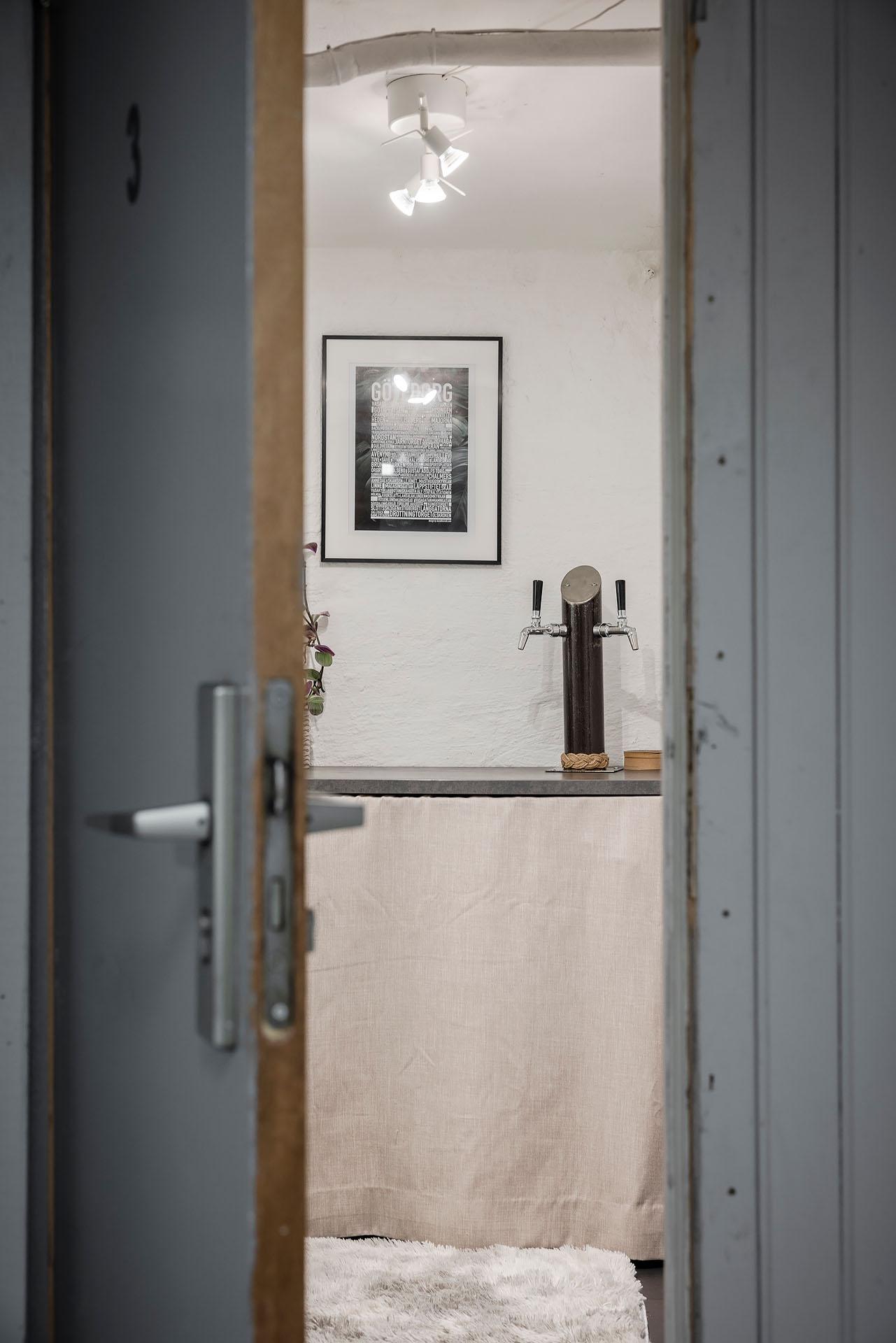 Lägenhetens inredda källarförråd...