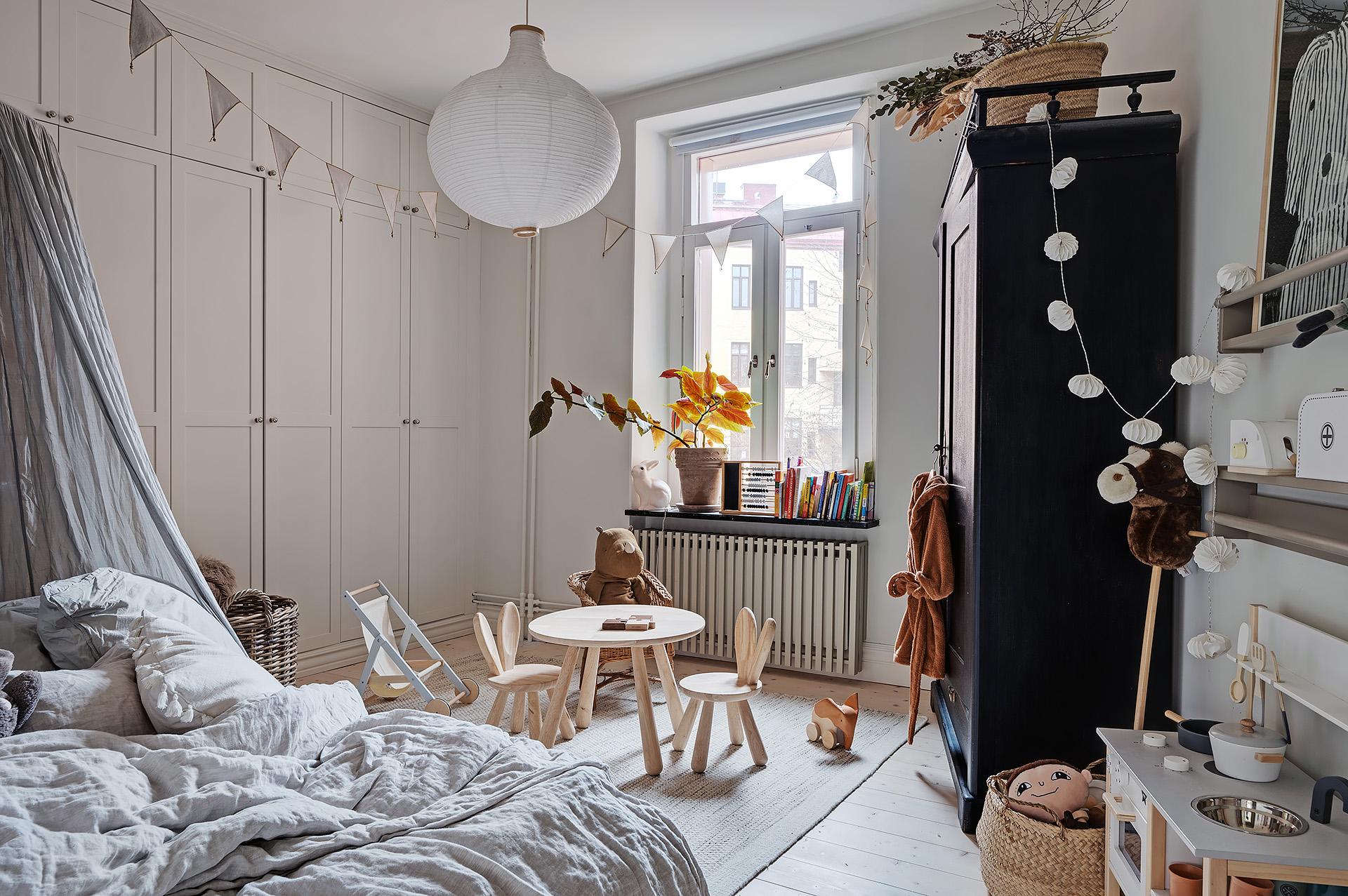 Det andra sovrummet vetter åt den lugna gården