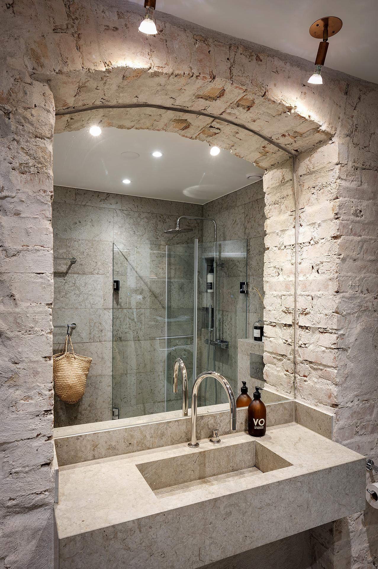 Hela handfatet är gjort av kalksten