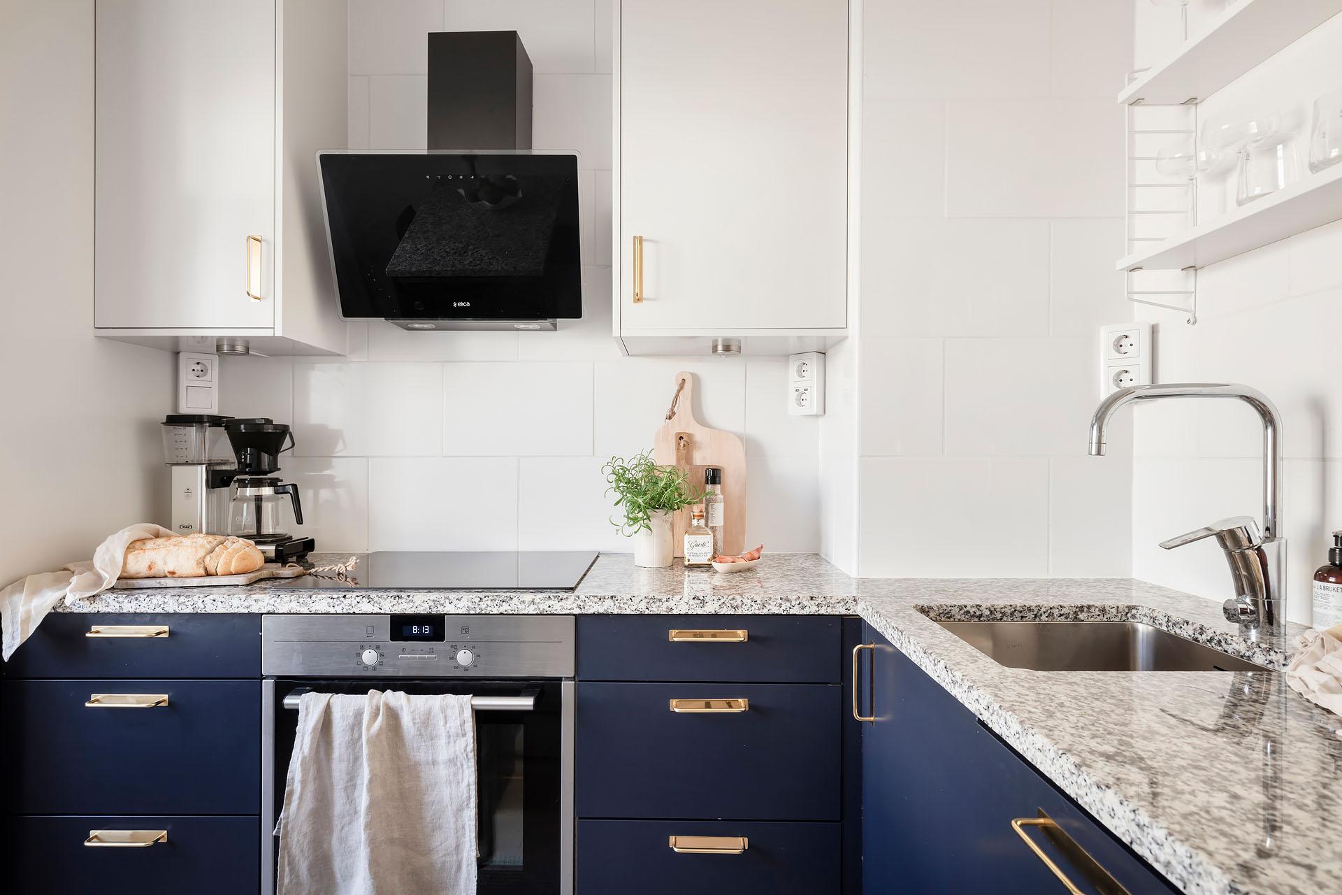 Här har man skapat bra med arbetsyta på bänkskiva i granit