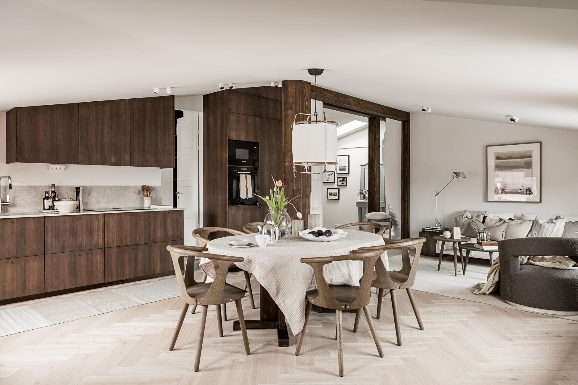 Platsbyggt mörkbetsat kök