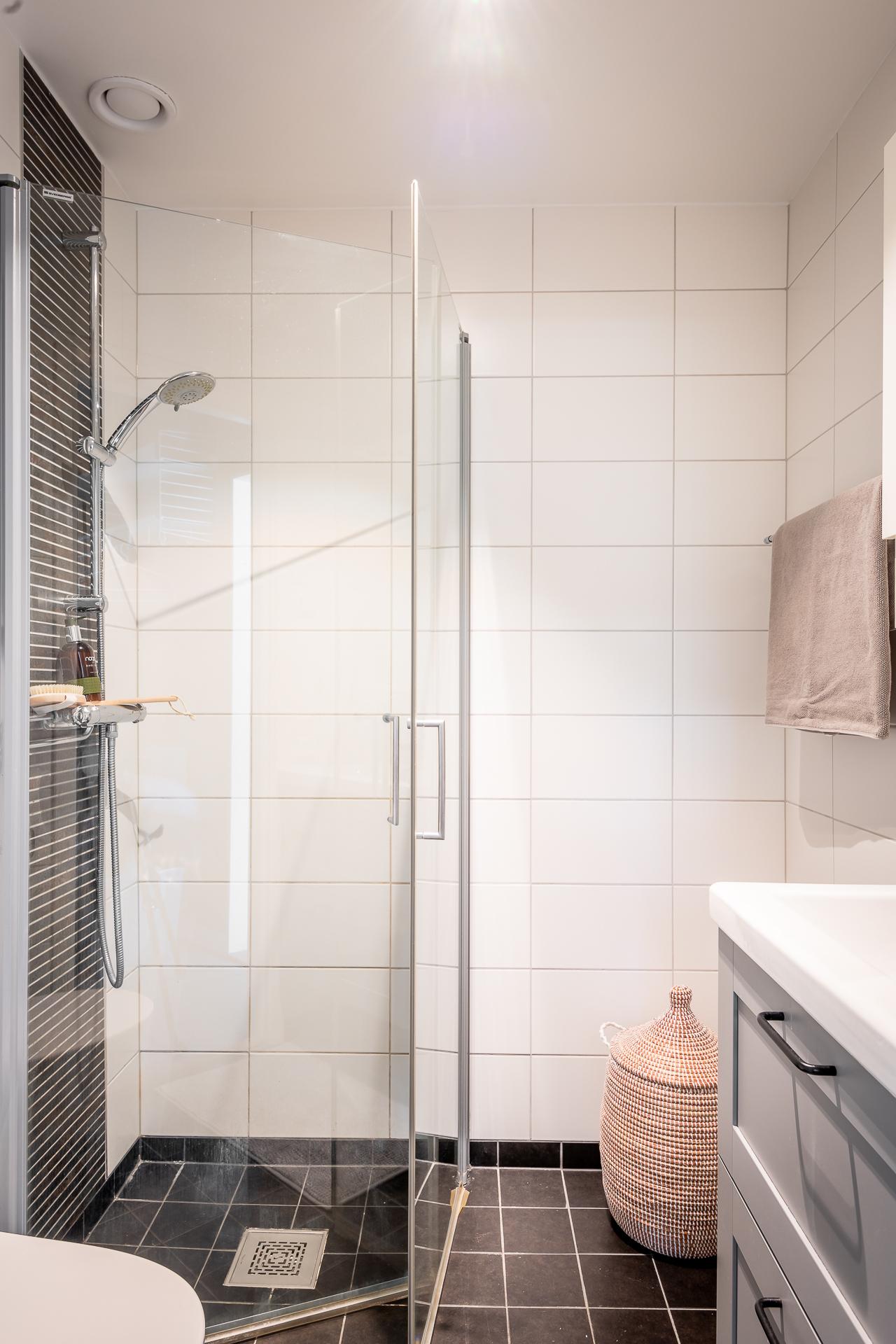 Badrummet är helkaklat och alldeles lagom stort