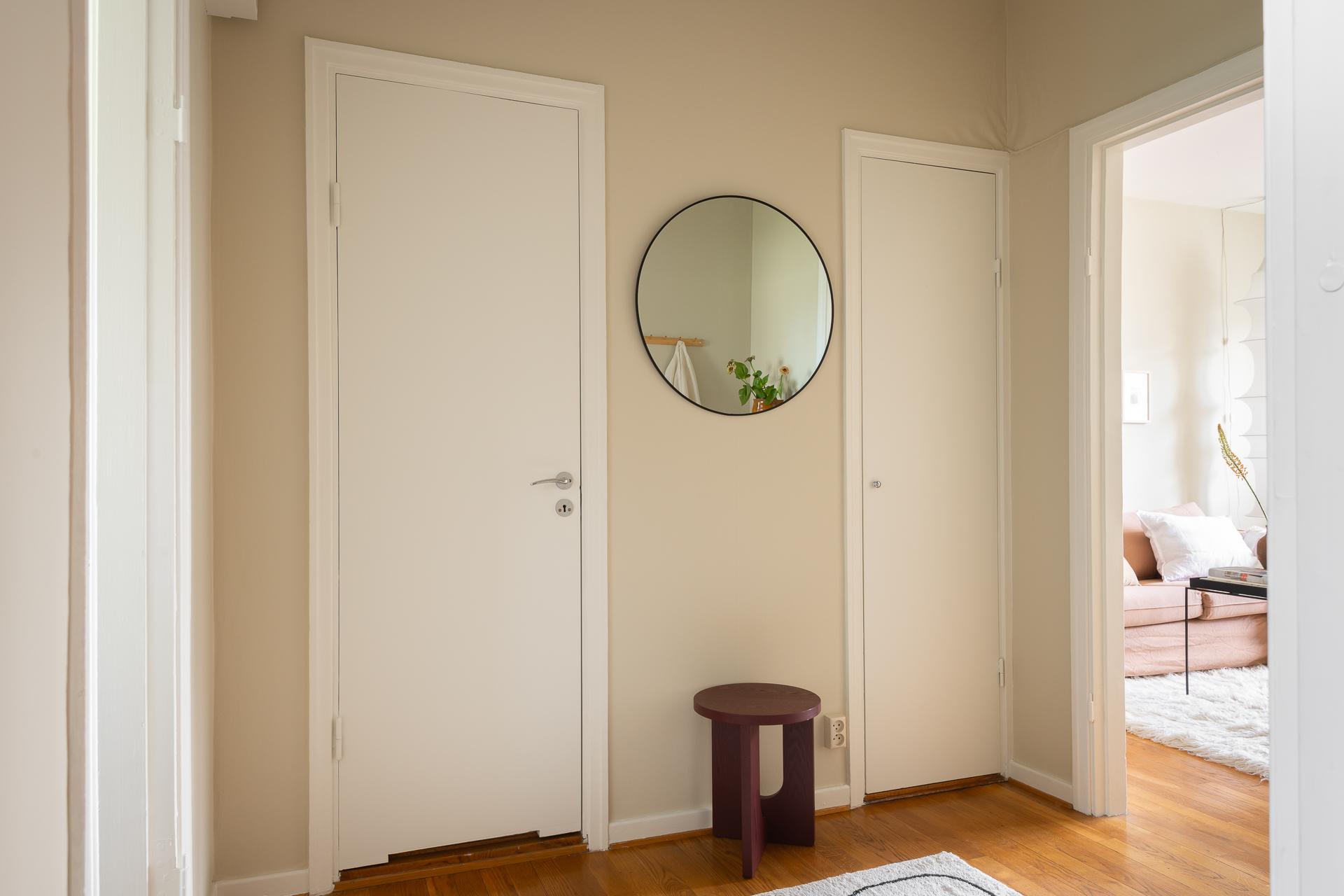 I lägenheten finns flera inbyggda garderober