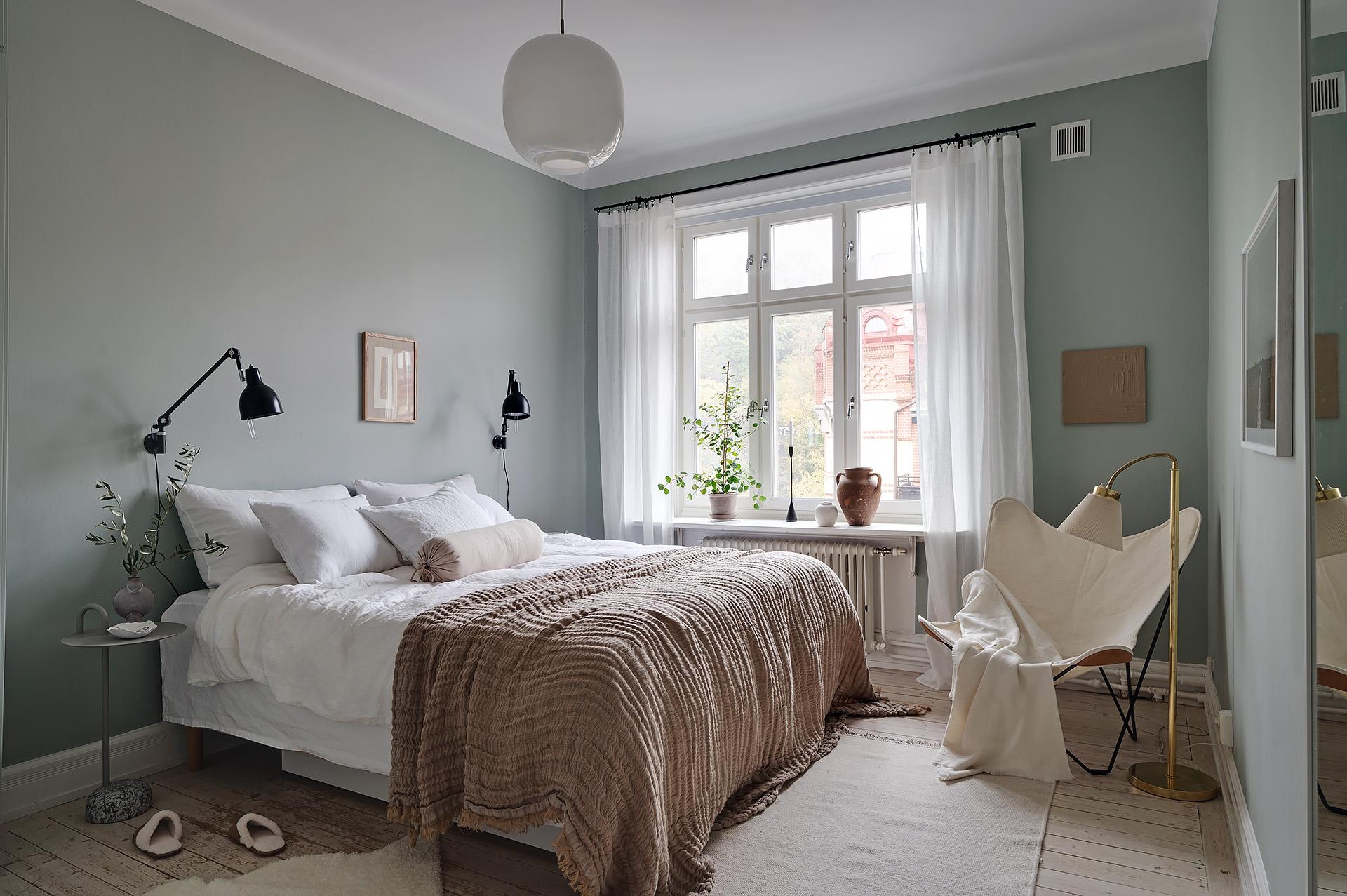 Harmoniskt sovrum med generöst ljusinsläpp