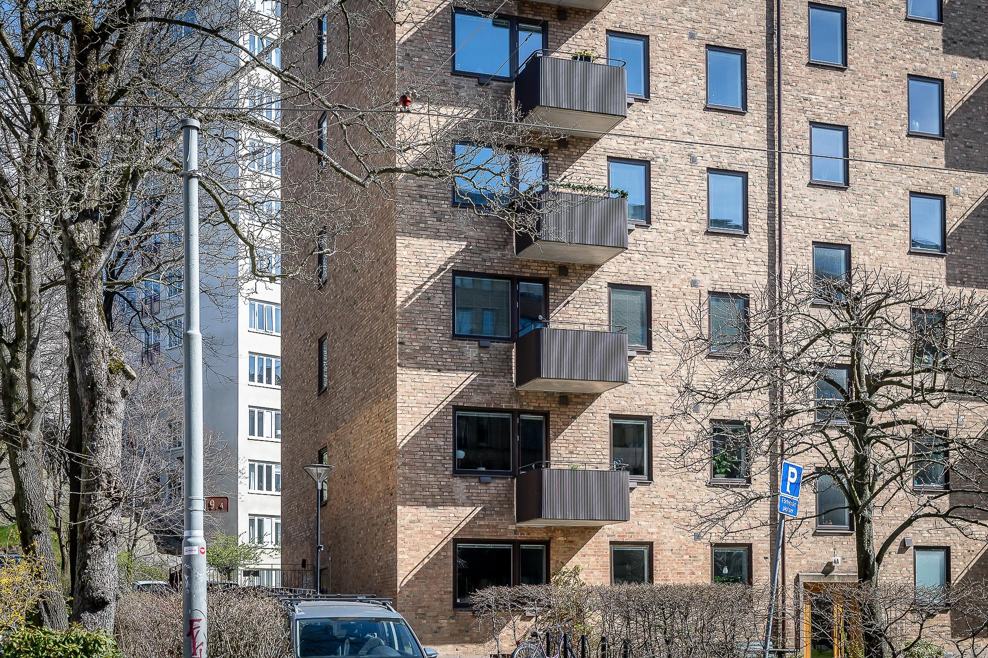 Bostaden ligger i ett fint hörnläge två trappor upp