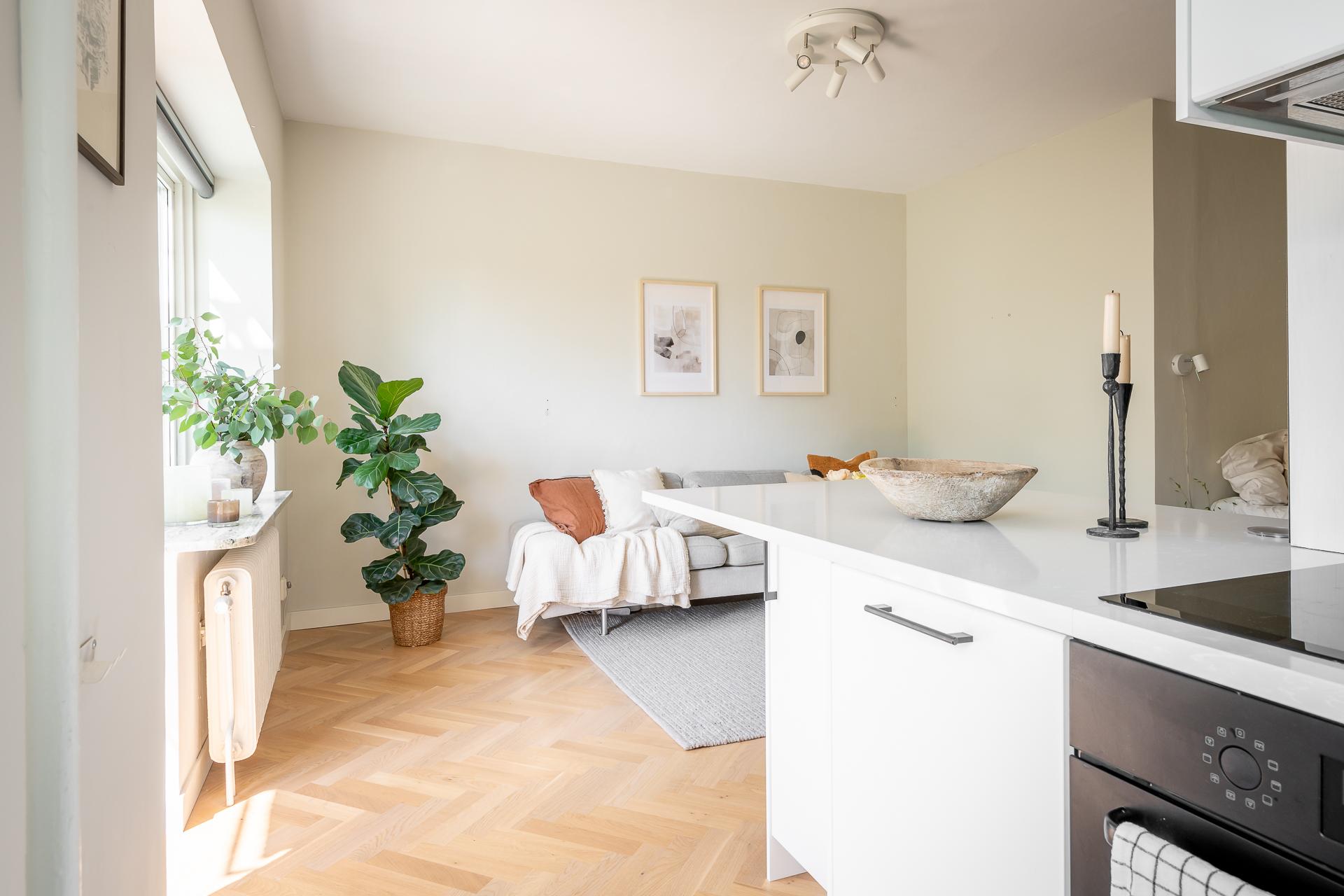 Den öppna planlösningen mellan kök och vardagsrum skapar en härlig rymd