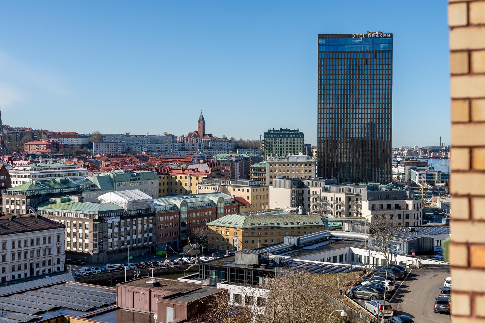 En härlig mix i utsikten med nya Hotel Draken och Masthuggskyrkan i samma vy