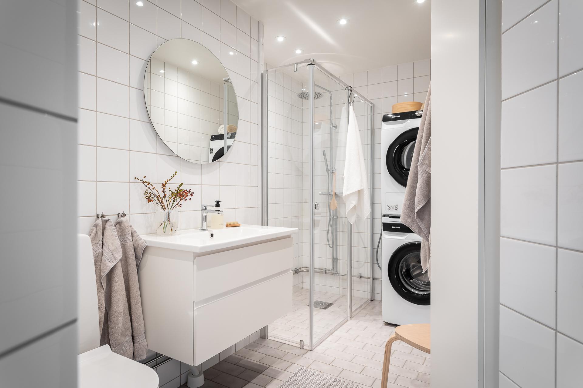Stort badrum med tvätt-och tork
