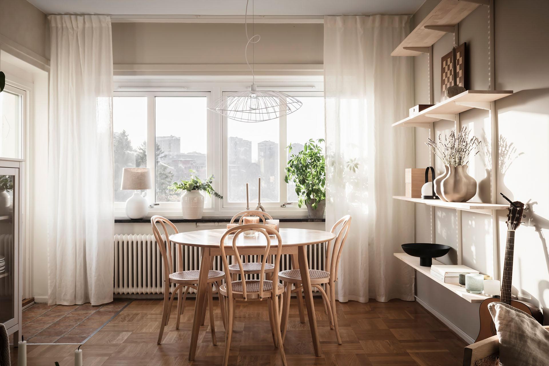 Framför det stora fönstret är en perfekt plats för middagen