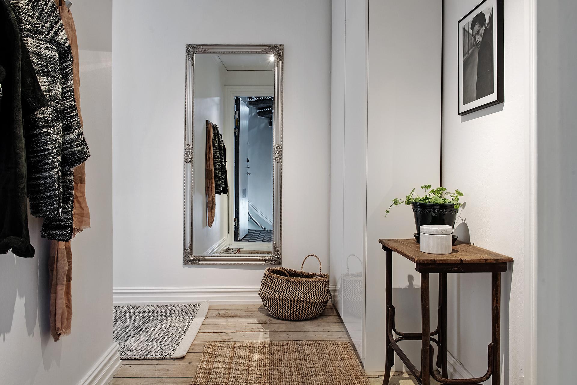 Lågupplöst Välkomnande möblerbar hall med garderober