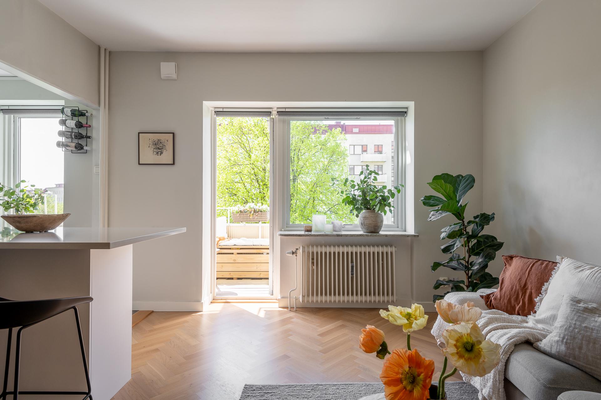 Stort ljust allrum i höjd med trädtopparna