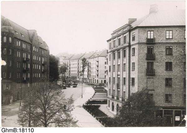 Här sedd från Linnéplatsen. Notera att gatan trafikerades av både häst och vagn och automobil