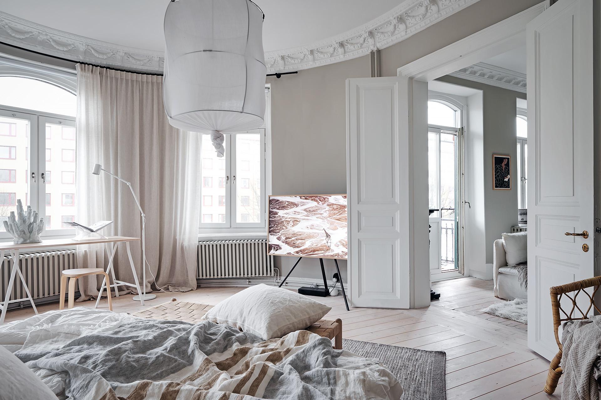 Tornrum med tre fönster åt Kastellgatan