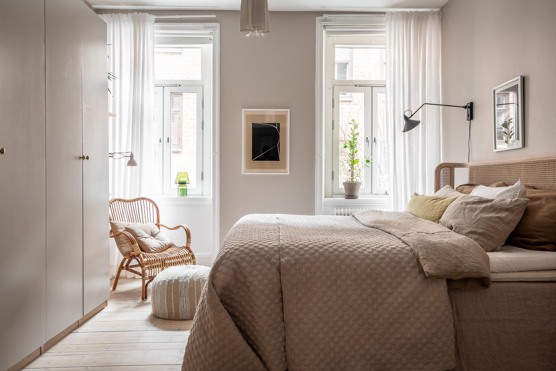 Tyst och lugnt med fönster ut mot en sluten, vacker innergård